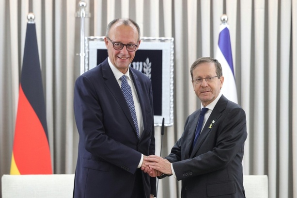 Bild vergrößern: Merz wirbt bei Nahost-Besuch für neue Friedensordnung