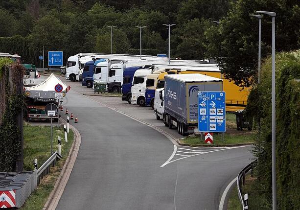Bild vergrößern: Zahl mautpflichtiger Lkws auf Autobahnen gesunken