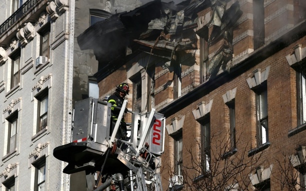 Bild vergrößern: Brand wütet in sechsstöckigem Wohngebäude in Manhattan