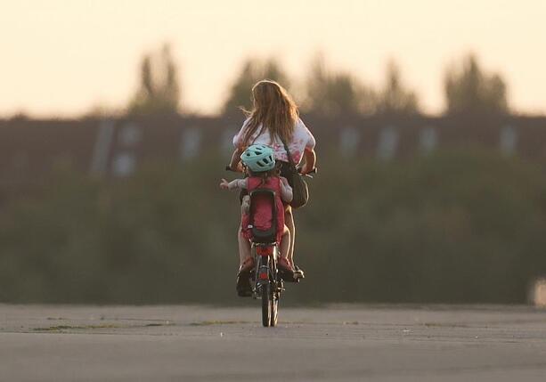 Bild vergrößern: Studie: Finanzielle Sorgen belasten Eltern in Erziehungsrolle