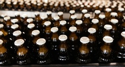 Lastwagen verliert hunderte Kisten Bier auf Bundesstraße in Baden-Württemberg