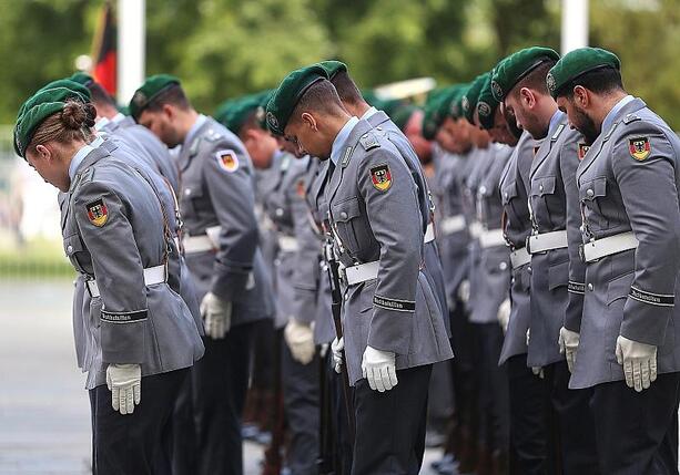 Bild vergrößern: Gelöbnis zum Bundeswehr-Geburtstag kostete eine halbe Million
