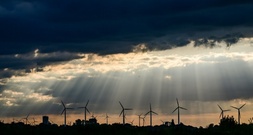 VorlÀufige Berechnung: Erneuerbare decken 2025 rund 56 Prozent des Stromverbrauchs