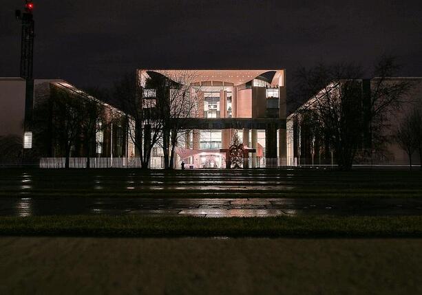 Bild vergrößern: DGB will regelmäßigen Sozialpartner-Gipfel im Kanzleramt