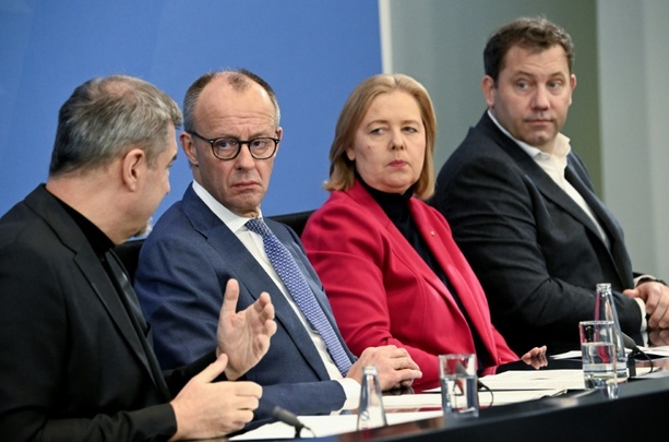 Bild vergrößern: Merz verteidigt Reform-Bilanz - Opposition zieht kritisches Fazit vor Jahresende