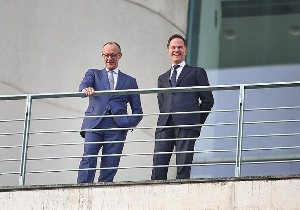 Bild vergrößern: Merz pocht auf Beteiligung an Friedensprozess - Lob von Rutte