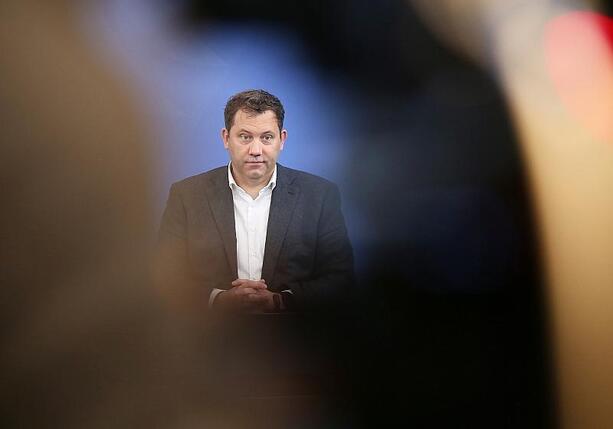 Bild vergrößern: Klingbeil drängt Ressorts zu schnellen Einsparungen