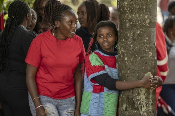 Bild vergrößern: 72 Stunden Baum umarmt: Umweltschützerin in Kenia stellt Rekord auf