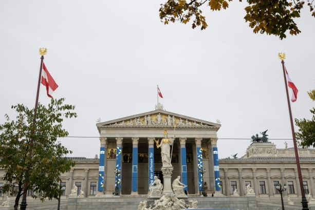 Bild vergrößern: Österreich beschließt Kopftuchverbot für unter 14-Jährige an Schulen