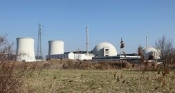 Dritter Turm an stillgelegtem Atomkraftwerk Biblis kontrolliert eingestürzt