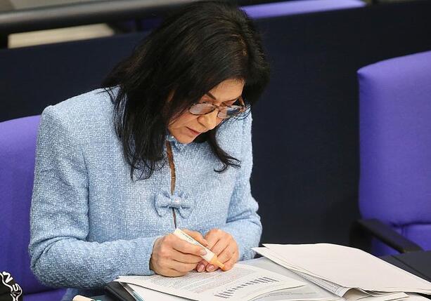 Bild vergrößern: Reiche unterzeichnet Verträge zum Kohle-Ausstieg der LEAG