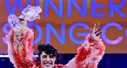 ESC: Nemo gibt Preis für Sieg im Jahr 2024 wegen Teilnahme Israels zurück