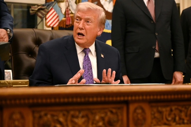 Bild vergrößern: Trump will KI-Regulierung durch Bundesstaaten verhindern