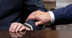 Pflaster an Trumps Hand: Weißes Haus nennt wieder Händeschütteln als Grund