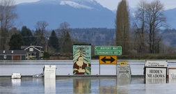 Zehntausende wegen Überschwemmungen im Westen der USA und Kanadas evakuiert