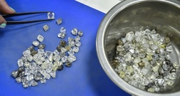 Frankfurter Flughafen: Reisender aus Angola hat 11.300 Rohdiamanten im Koffer