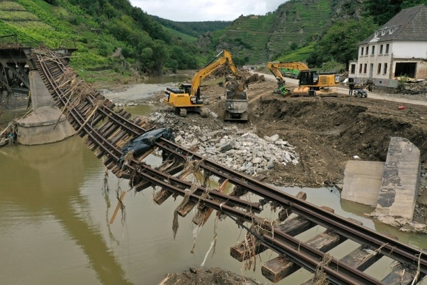 Bild vergrößern: Bei Überschwemmungen zerstörte Ahrtalbahn wiedereröffnet