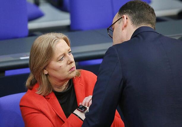 Bild vergrößern: Krisenbewältigung: Spahn mahnt zu mehr Einheit im neuen Jahr