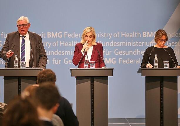 Bild vergrößern: Warken weist Kritik an Papier zu Pflegereform zurück