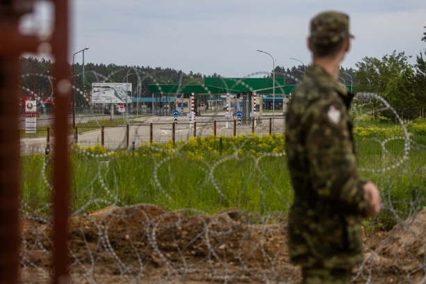 Bild vergr&ouml;&szlig;ern: Bundeswehr-Soldaten helfen bei Bau von Schutzwall an Polens Ostgrenze