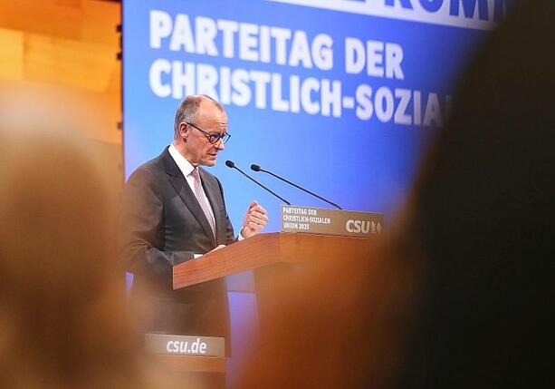 Bild vergr&ouml;&szlig;ern: Merz verteidigt auf CSU-Parteitag Koalition mit SPD