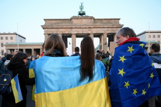 Bild vergrößern: Vor Berliner Ukraine-Treffen: Deutsche Außenpolitiker fordern starke Rolle Europas