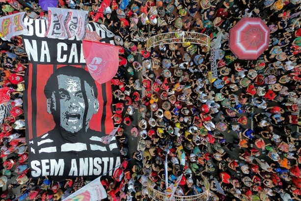 Bild vergr&ouml;&szlig;ern: Tausende protestieren in Brasilien gegen Strafverkürzung für Ex-Präsident Bolsonaro