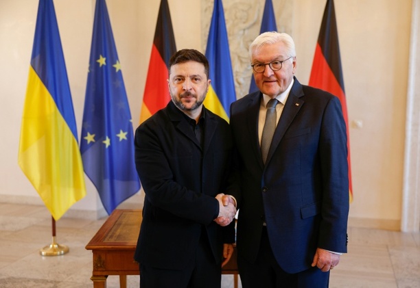 Bild vergrößern: Steinmeier empfängt Selenskyj offiziell in Berlin