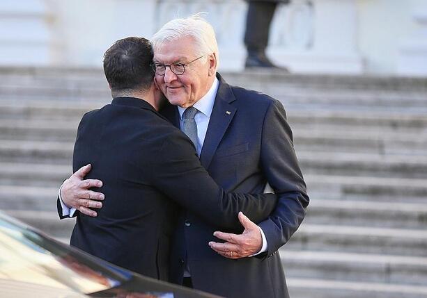 Bild vergr&ouml;&szlig;ern: Selenskyj trifft Steinmeier - scharfe Sicherheitsvorkehrungen