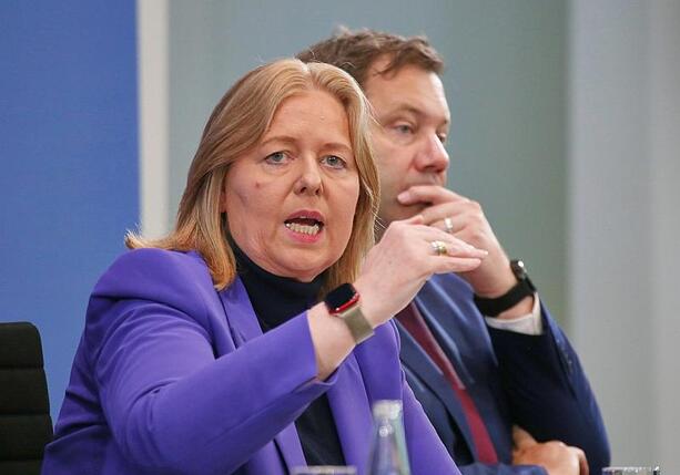 Bild vergr&ouml;&szlig;ern: Forsa: SPD fällt wieder auf Allzeittief