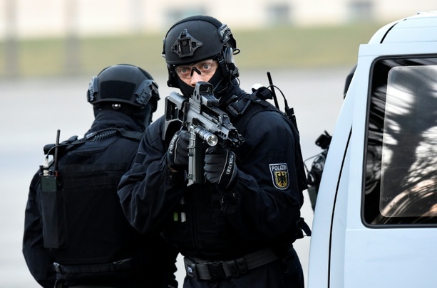 Bild vergr&ouml;&szlig;ern: Durchsuchung wegen möglicher Anschlagspläne in Karlsruhe - Verdächtiger auf freiem Fuß