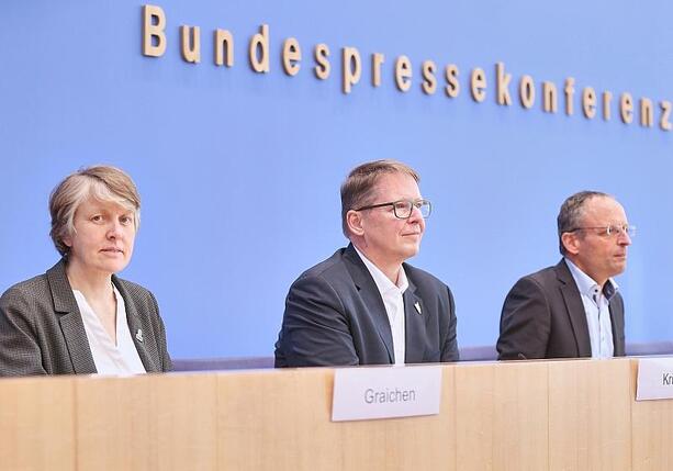 Bild vergr&ouml;&szlig;ern: Verbände schließen Klage gegen neues Infrastrukturgesetz nicht aus