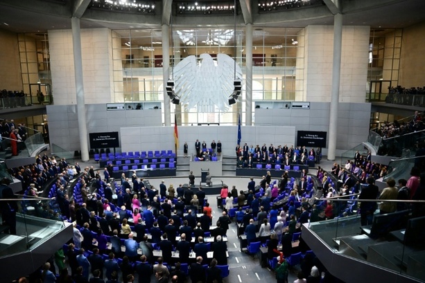 Bild vergr&ouml;&szlig;ern: Bundestag: Klöckner gedenkt Opfern von Anschlag in Sydney