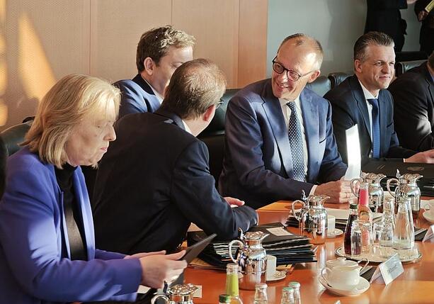 Bild vergr&ouml;&szlig;ern: Bundesregierung mit Herbst der Reformen zufrieden