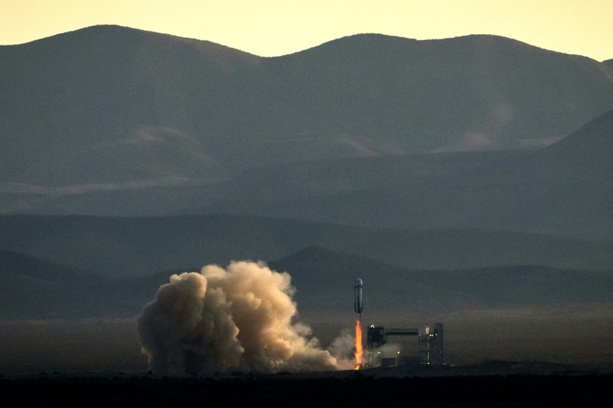 Bild vergr&ouml;&szlig;ern: Zwei Deutsche fliegen mit Rakete von Amazon-Gründer Bezos ins All