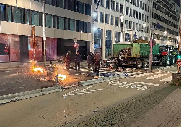 Bild vergr&ouml;&szlig;ern: Massive Bauernproteste vor EU-Gipfel in Brüssel