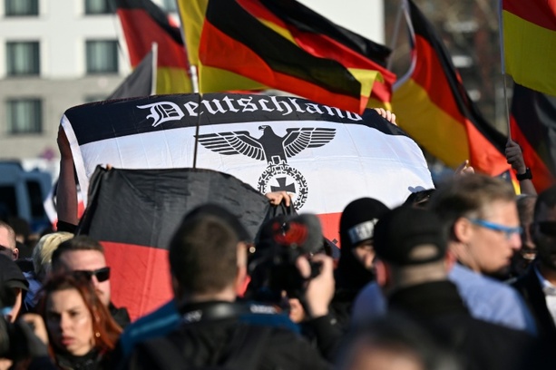 Bild vergr&ouml;&szlig;ern: Anklage gegen Letzte Verteidigungswelle: Rechte Zelle soll Anschläge verübt haben