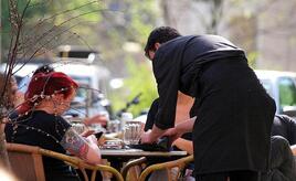 Schwesig zweifelt an Weitergabe der Gastro-Steuersenkung an Gäste