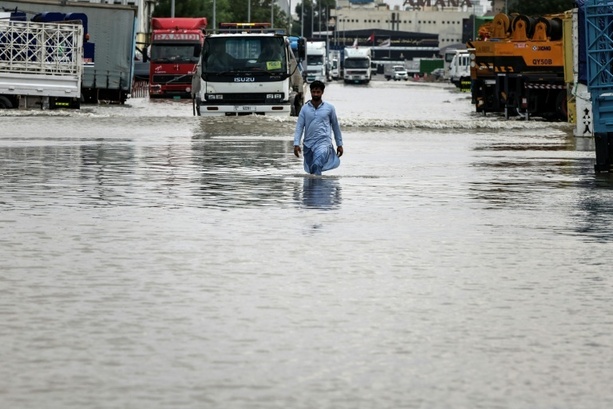 Bild vergr&ouml;&szlig;ern: Starkregen: Flugausfälle und überflutete Straßen in Vereinigten Arabischen Emiraten