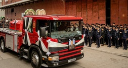 Brandkatastrophe in Hongkong: Feuerwehrleute nehmen Abschied von verunglücktem Kollegen