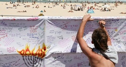 Kerzen im Fenster: Australien gedenkt der Opfer des Anschlags am Bondi Beach