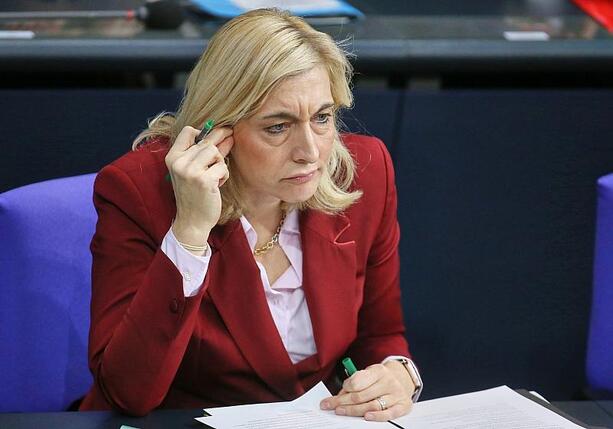 Bild vergr&ouml;&szlig;ern: Große Krankenkassen erhöhen Zusatzbeiträge - Kritik an Regierung