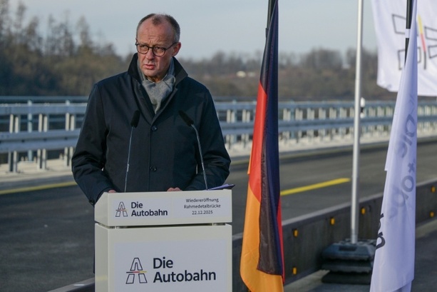Bild vergr&ouml;&szlig;ern: Neue Autobahnbrücke Rahmede in Südwestfalen für Verkehr freigegeben
