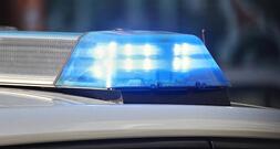 Pkw fährt in Bushaltestelle in Gießen - drei Verletzte