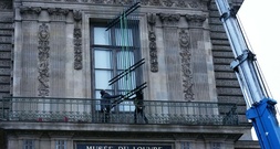 Einbrecher-Fenster im Pariser Louvre-Museum jetzt vergittert