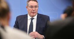 Schweitzer will Debatte über hohe Kosten durch hybride Bedrohungen