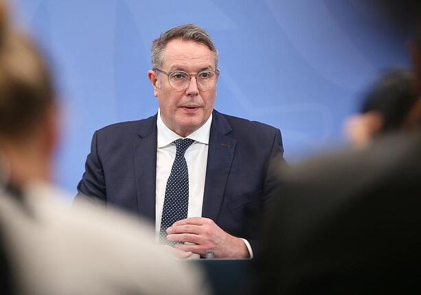 Bild vergr&ouml;&szlig;ern: Schweitzer will Debatte über hohe Kosten durch hybride Bedrohungen