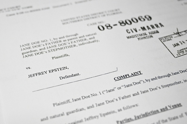 Bild vergr&ouml;&szlig;ern: Trump und Epstein: US-Regierung warnt vor unwahren Aussagen in neuen Akten