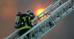 13 Menschen und zwei Hunde bei Brand gerettet - Haus nahe Bremen unbewohnbar