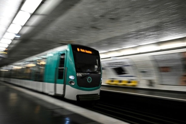 Bild vergr&ouml;&szlig;ern: Angreifer verletzt drei Frauen in Pariser Métro mit Messer